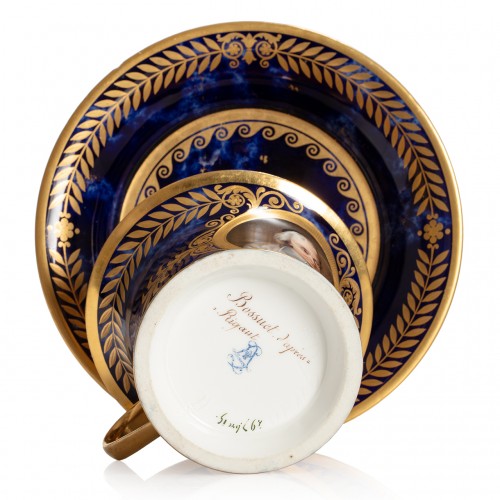 Céramiques, Porcelaines  - Tasse et sa soucoupe en porcelaine de Sèvres au portrait de l'Abbé Bossuet