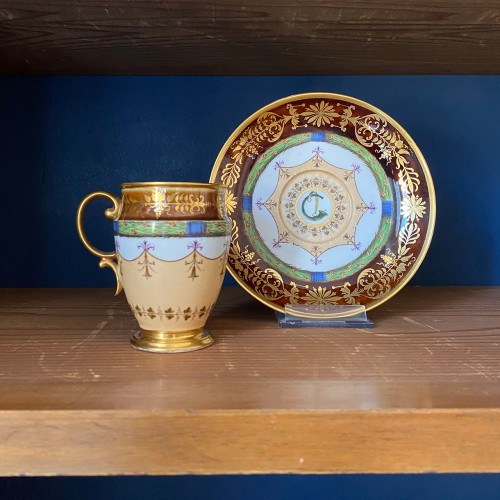 Céramiques, Porcelaines  - Tasse et sa soucoupe en porcelaine de Sèvres À fond écaille, époque Consulat