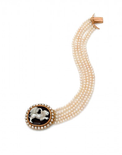 Bracelet en perles orné d'un camée sur agate monté en or du XIXe siècle