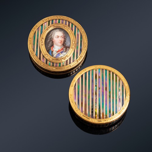 Boite de présent royal en or et ormeau, au portrait du roi Louis XV peint sur émail - Objets de Vitrine Style Louis XV