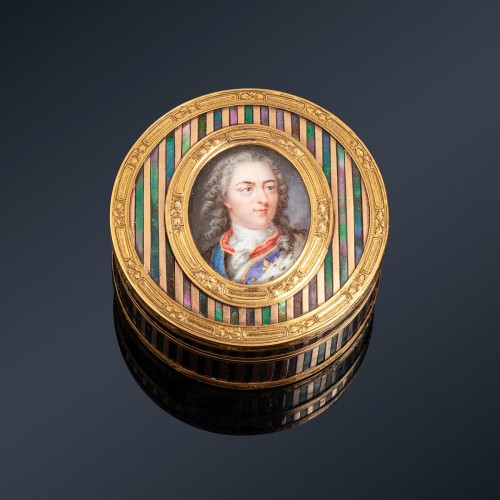 Antiquités - Boite de présent royal en or et ormeau, au portrait du roi Louis XV peint sur émail