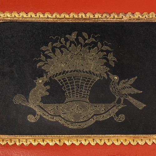 XVIIIe siècle - Tabatière en or et laque rouge à décor "Piqué d'or" par Louis Roucel, 1775-1776