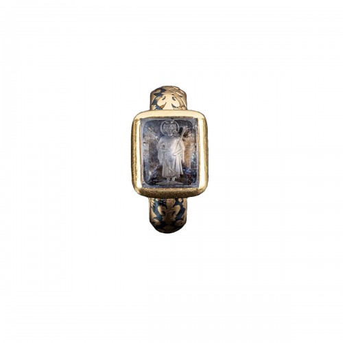Gold signet ring ornate with a sapphire intaglio after the saint-louis' one