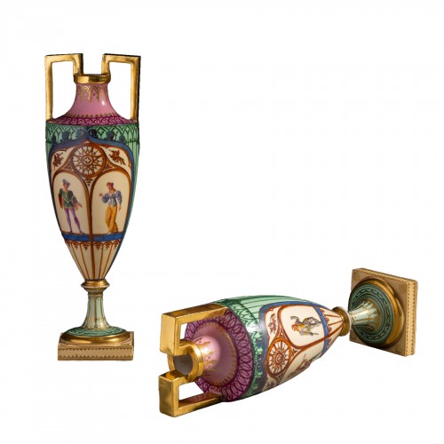 Dihl et Guérhard - Paire de vases "fuseau" à décor Troubadour