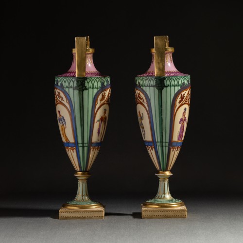 Dihl et Guérhard - Paire de vases "fuseau" à décor Troubadour - Restauration - Charles X