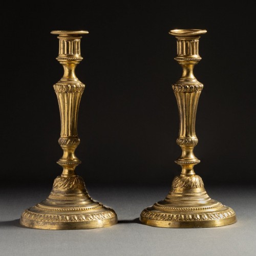 Luminaires Bougeoirs et Chandeliers - Paire de grands flambeaux en bronze à l'ormoulu, Paris époque Transition 