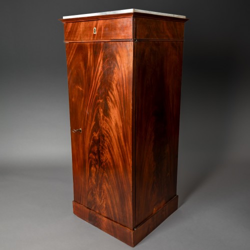 Gaine ou meuble de milieu en armoire sur plinthes, en acajou - Paris, époque Empire - Mobilier Style Empire
