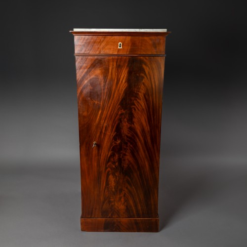 Mobilier Meuble d'appoint - Gaine ou meuble de milieu en armoire sur plinthes, en acajou - Paris, époque Empire