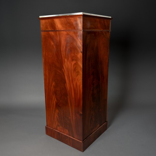 Gaine ou meuble de milieu en armoire sur plinthes, en acajou - Paris, époque Empire - Schoppmann Art and Antiques