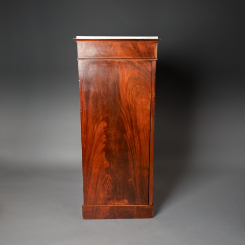 XIXe siècle - Gaine ou meuble de milieu en armoire sur plinthes, en acajou - Paris, époque Empire