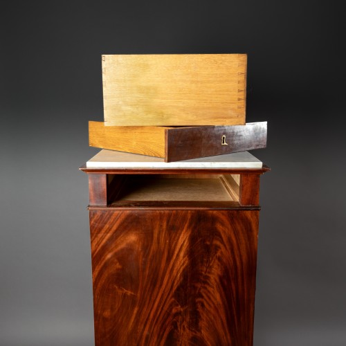 Antiquités - Gaine ou meuble de milieu en armoire sur plinthes, en acajou - Paris, époque Empire