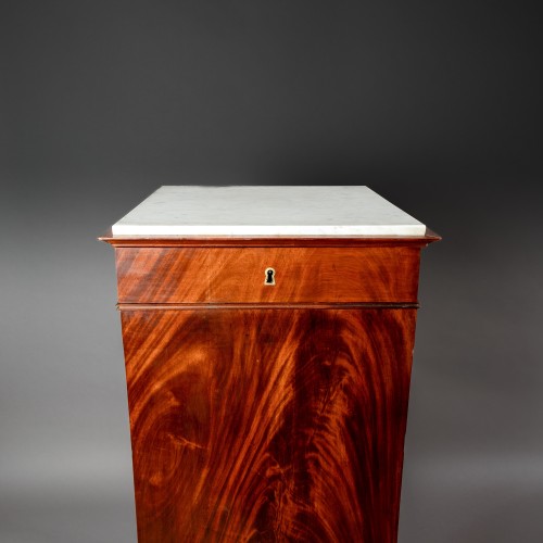 Antiquités - Gaine ou meuble de milieu en armoire sur plinthes, en acajou - Paris, époque Empire