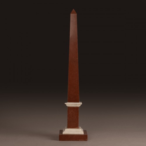 Objet de décoration  - Travail italien moderne - grand obélisque en marbres rosso antico et Carrare