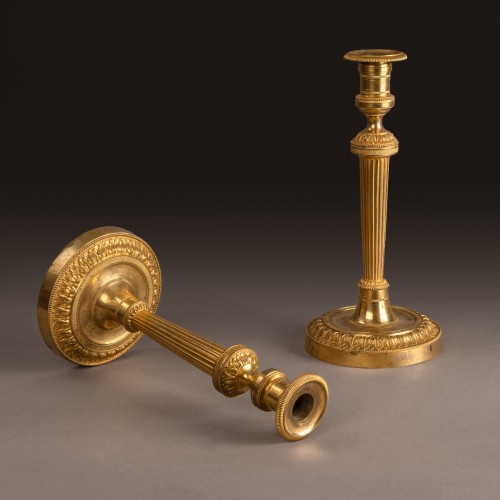 Paris, vers 1800 - paire de grands bougeoirs, flambeaux à l'ormoulu - Luminaires Style Directoire