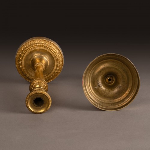 XVIIIe siècle - Paris, vers 1800 - paire de grands bougeoirs, flambeaux à l'ormoulu