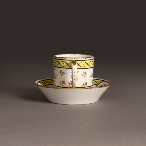 Antiquités - Manufacture Royale de Sèvres, 1778 - tasse et soucoupe en pâte dure à décor de ruines