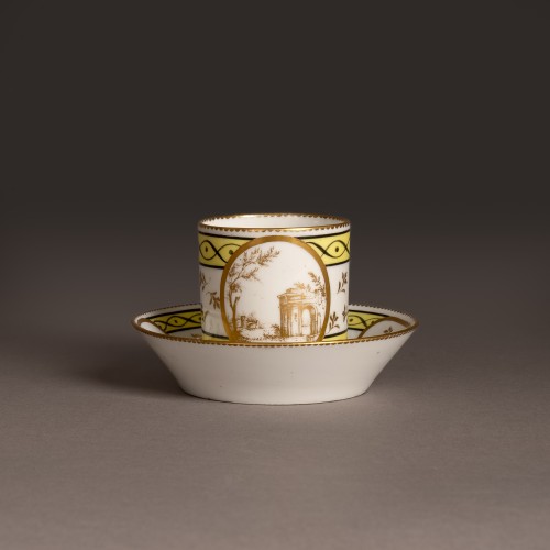 Antiquités - Manufacture Royale de Sèvres, 1778 - tasse et soucoupe en pâte dure à décor de ruines