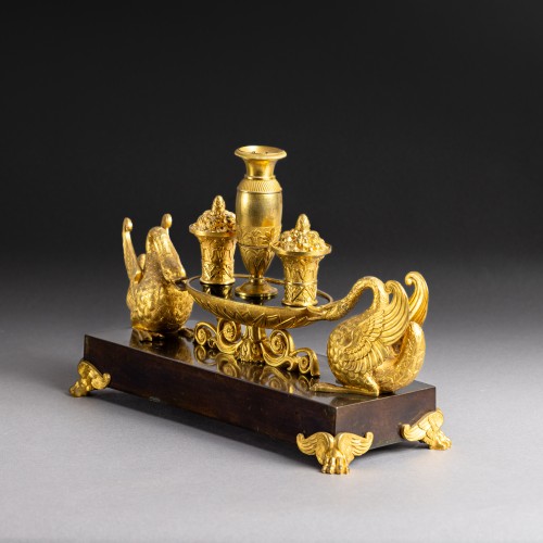 Important encrier aux cygnes, en bronze patiné et doré, époque Empire - Empire