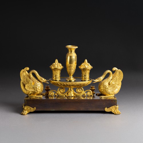 Empire - Important encrier aux cygnes, en bronze patiné et doré, époque Empire