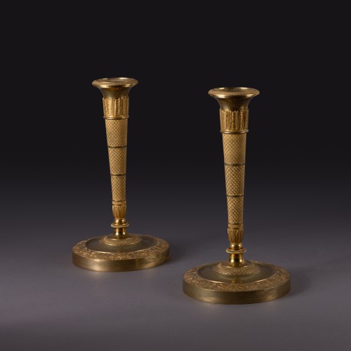 19th century - Pair of Consulate–Empire quiver-form candlesticks in bronze, Paris circa 1800