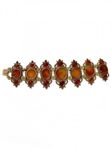 Bracelet en or de couleurs orné d'intailles sur cornalines vers 1830