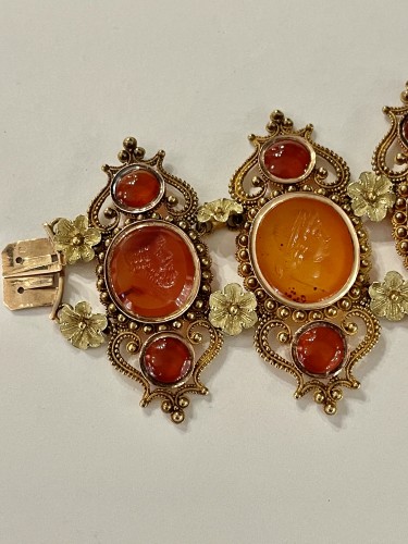 Bracelet en or de couleurs orné d'intailles sur cornalines vers 1830 - Bijouterie, Joaillerie Style Restauration - Charles X