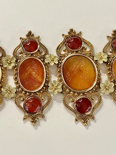 Bijouterie, Joaillerie Bracelet - Bracelet en or de couleurs orné d'intailles sur cornalines vers 1830