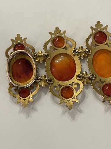 XIXe siècle - Bracelet en or de couleurs orné d'intailles sur cornalines vers 1830