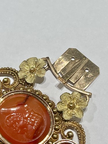Antiquités - Bracelet en or de couleurs orné d'intailles sur cornalines vers 1830