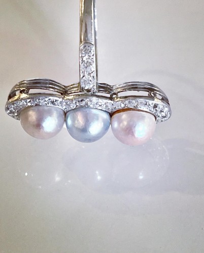 Trilogy Ring Adorned With Three Colored Pearls circa 1920 - Antique Jewellery Style Art Déco
