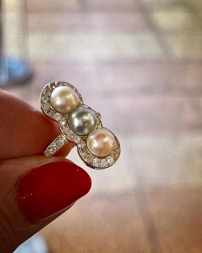 Trilogy Ring Adorned With Three Colored Pearls circa 1920 - 