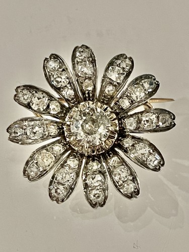 19th century - Flower Brooch Set With Old Cut Diamonds