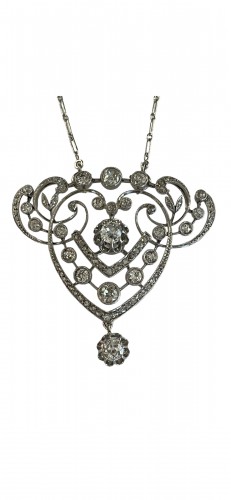 20th century - Garland Pendant In Platinum And Old Mine Cut Diamonds Belle époque 