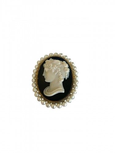 Antique onyx cameo in its box