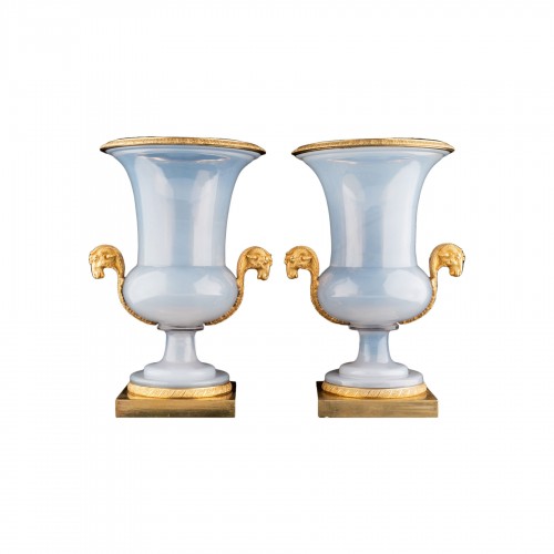 Paire de vases en opaline et bronze doré