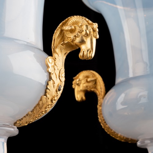 Verrerie, Cristallerie  - Paire de vases en opaline et bronze doré