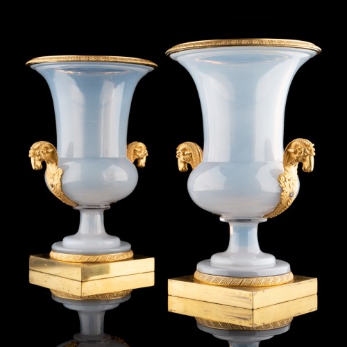 XIXe siècle - Paire de vases en opaline et bronze doré