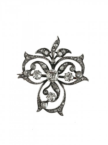 Broche volutes sertie de diamants XIXe siècle