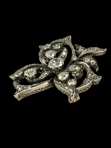 Broche volutes sertie de diamants XIXe siècle - Bijouterie, Joaillerie Style Napoléon III