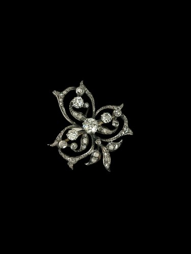 Bijouterie, Joaillerie Broche - Broche volutes sertie de diamants XIXe siècle