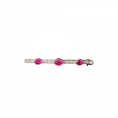 Gold And Platinum Brooch Adorned With Natural Burmese Rubies And Diamonds
