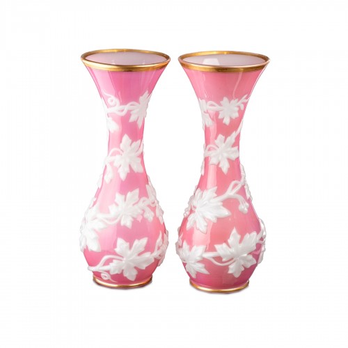 Baccarat, paire de vases en opaline rose et blanche