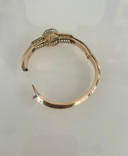 XIXe siècle - Bracelet jonc en or rose et diamants serti d'une importante perle fine