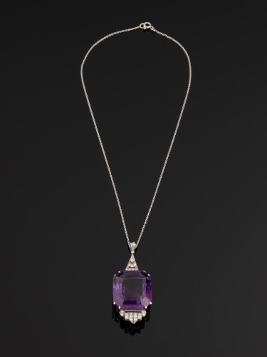 Art-deco Pendant In Platinum And Diamonds Set With An Important Amethyst - Antique Jewellery Style Art Déco