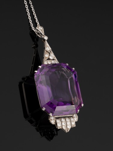 Antique Jewellery  - Art-deco Pendant In Platinum And Diamonds Set With An Important Amethyst