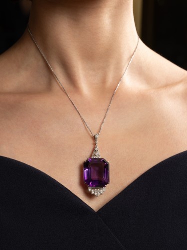 Art-deco Pendant In Platinum And Diamonds Set With An Important Amethyst - 