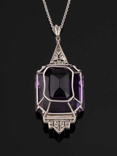 Art-deco Pendant In Platinum And Diamonds Set With An Important Amethyst - Art Déco