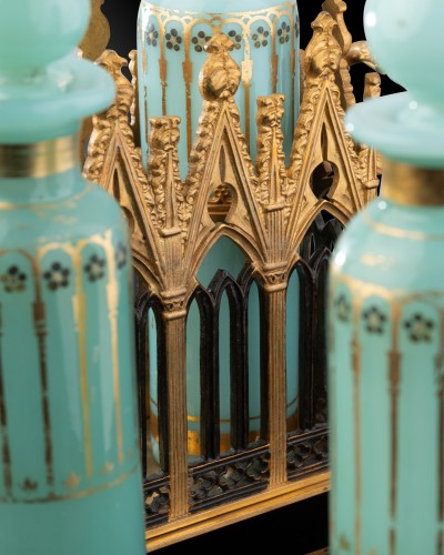 Cave à eau de mélisse en opaline et bronze doré - Objets de Vitrine Style Restauration - Charles X