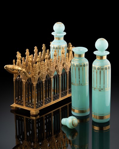 Objets de Vitrine  - Cave à eau de mélisse en opaline et bronze doré