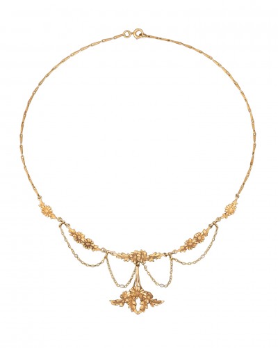 Art Nouveau Necklace Decorated With Daisies 